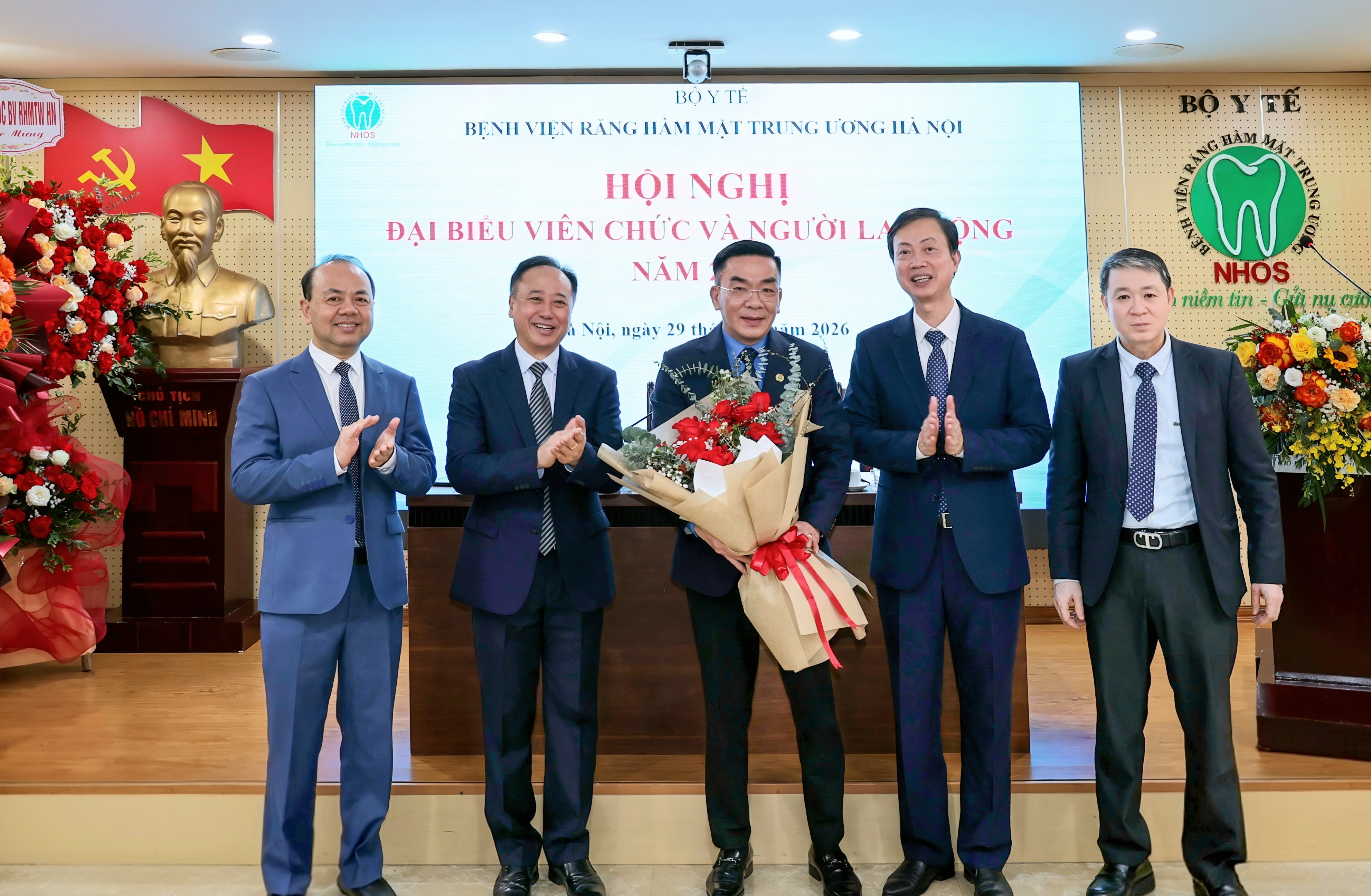 Lãnh đạo bệnh viện tặng hoa cho TS. Nguyễn Lương Tâm, Chủ tịch CĐ ngành Y tế Việt Nam